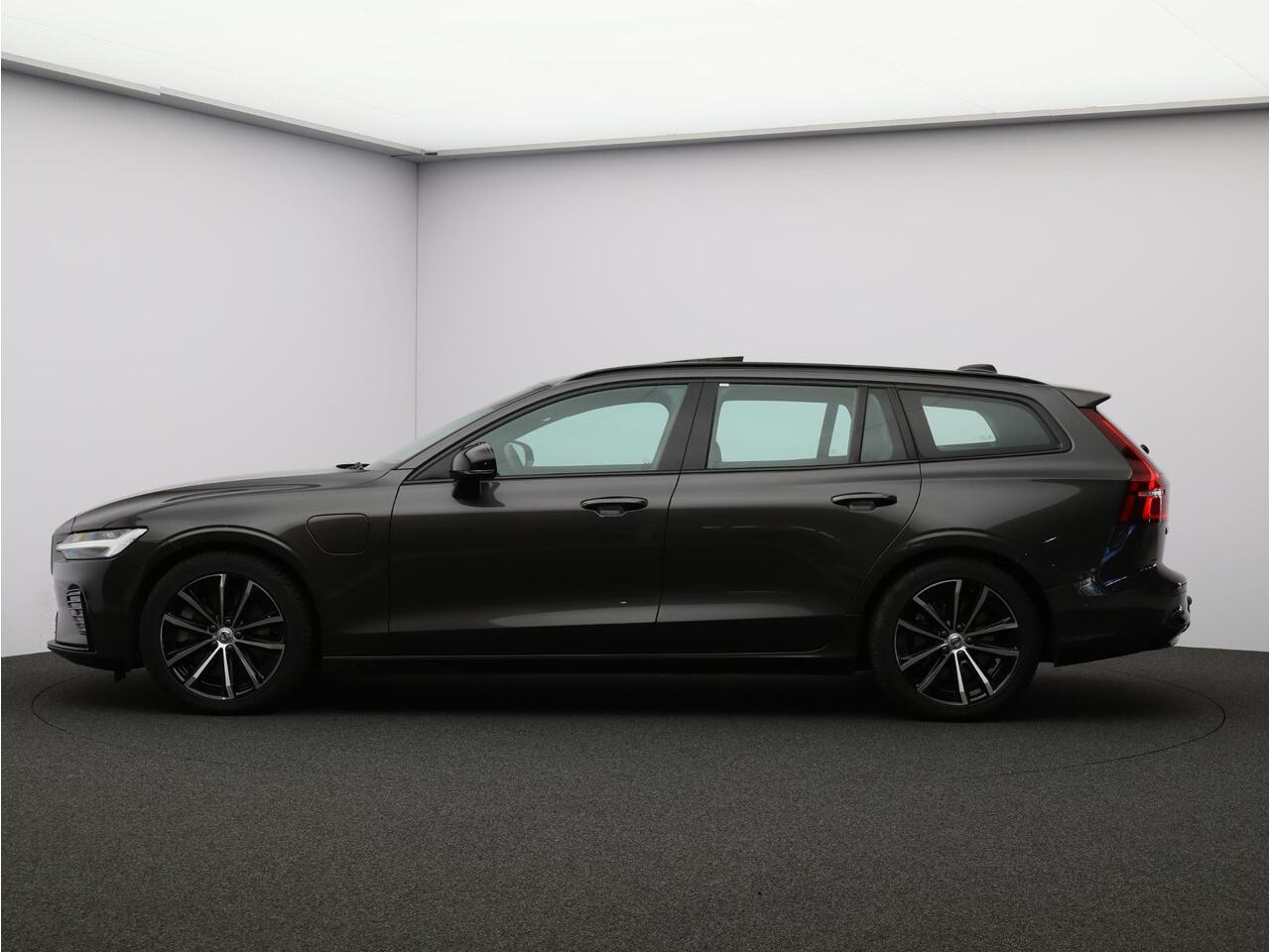Volvo V60 T6 AWD Plug-in hybrid Plus Dark / Trekhaak / Pan. dak / 360 camera / Stoel+stuur+voorruit+achterbankverwarming