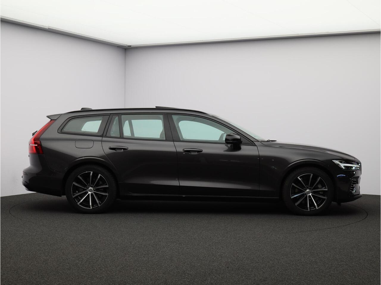 Volvo V60 T6 AWD Plug-in hybrid Plus Dark / Trekhaak / Pan. dak / 360 camera / Stoel+stuur+voorruit+achterbankverwarming