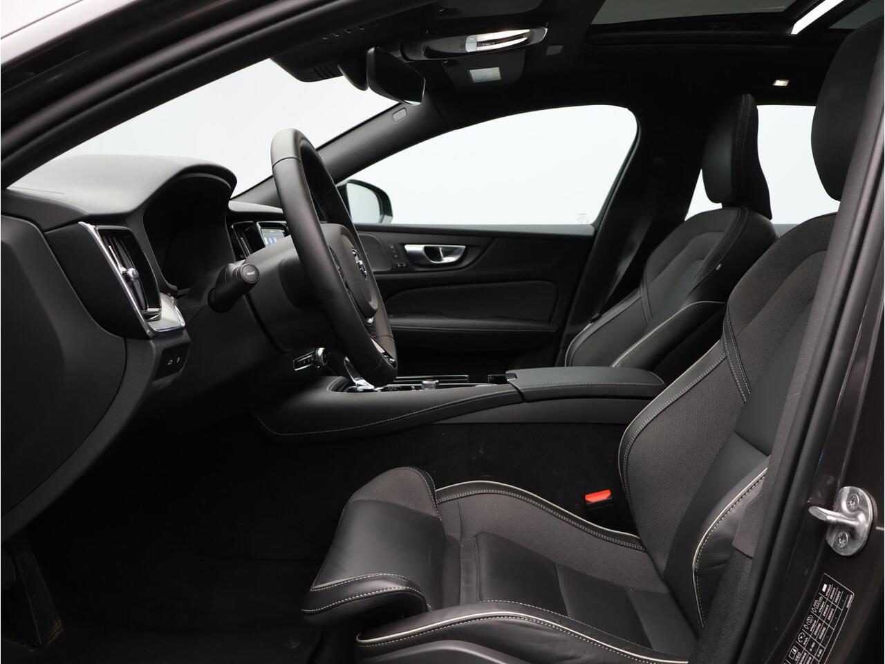 Volvo V60 T6 AWD Plug-in hybrid Plus Dark / Trekhaak / Pan. dak / 360 camera / Stoel+stuur+voorruit+achterbankverwarming