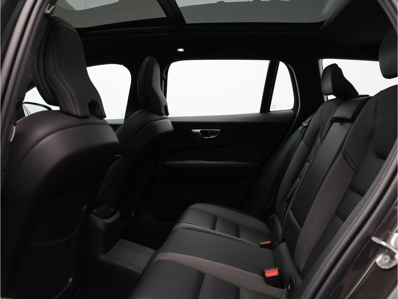 Volvo V60 T6 AWD Plug-in hybrid Plus Dark / Trekhaak / Pan. dak / 360 camera / Stoel+stuur+voorruit+achterbankverwarming