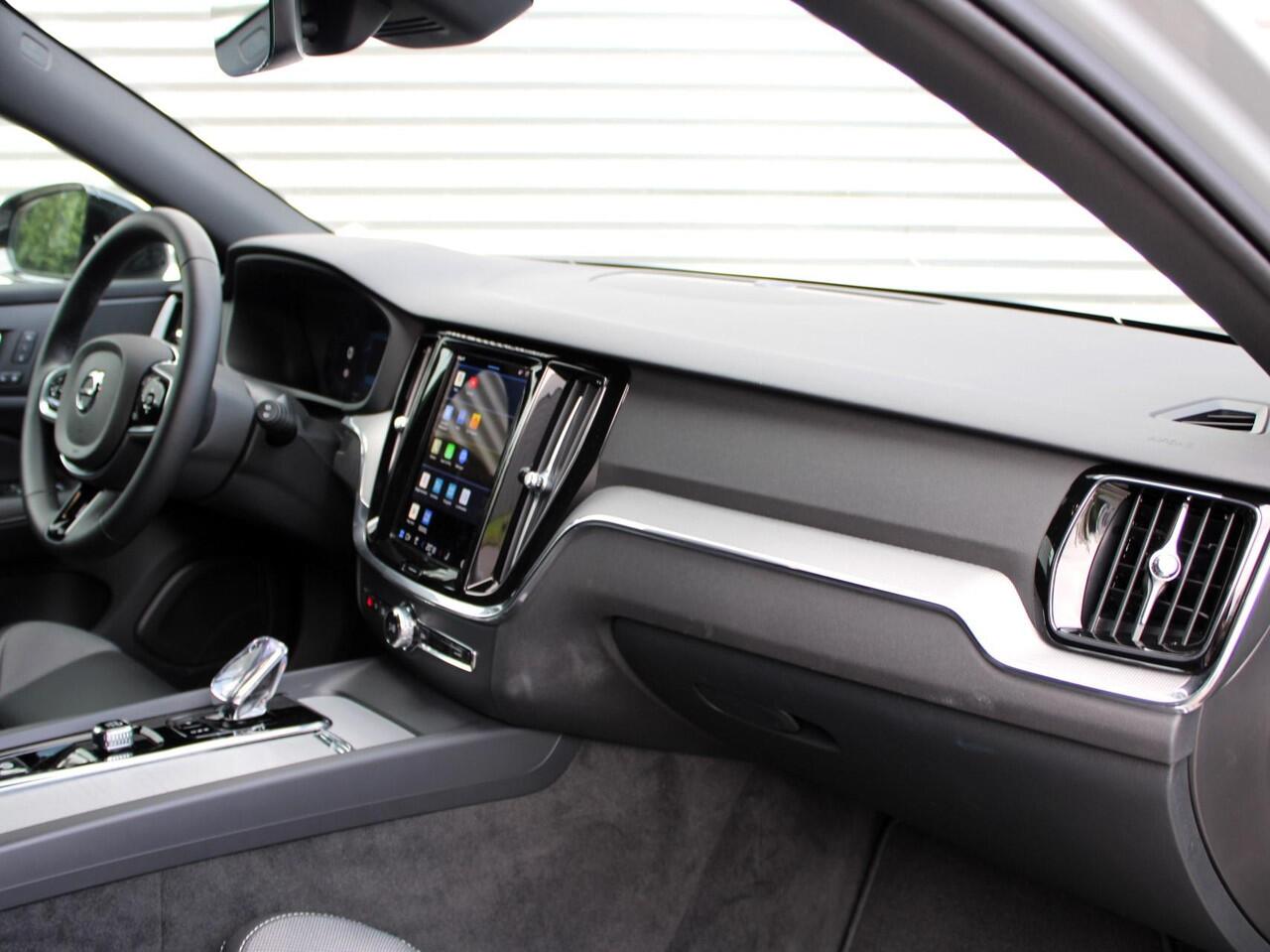 Volvo V60 T6 AWD Plug-in hybrid Plus Dark Automaat / Panoramadak / Trekhaak / 360* camera / Harman Kardon audio / Google Maps