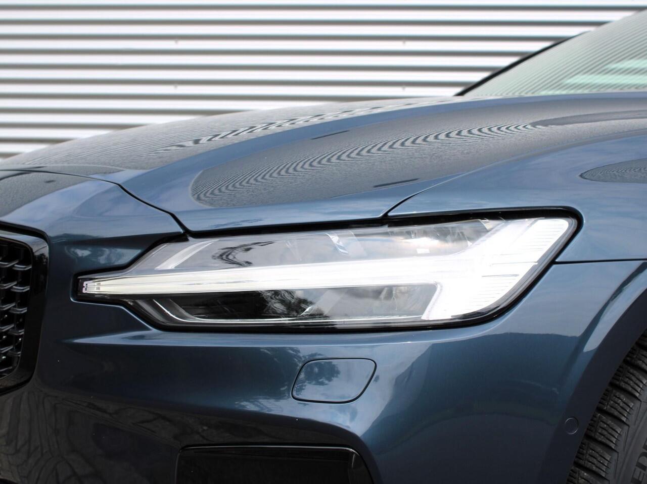 Volvo V60 T6 AWD Plug-in hybrid Plus Dark Automaat / Panoramadak / Trekhaak / 360* camera / Harman Kardon audio / Google Maps