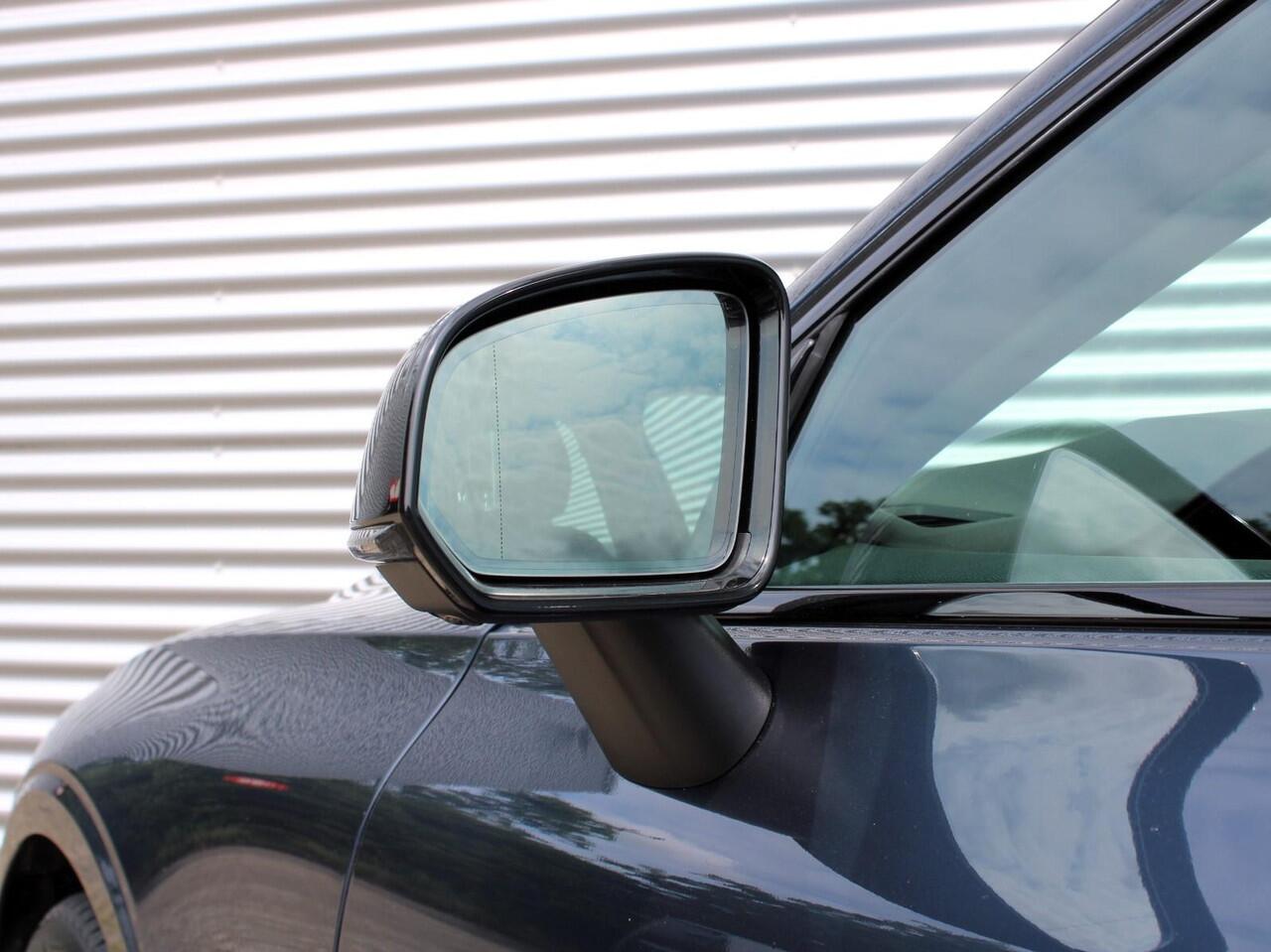 Volvo V60 T6 AWD Plug-in hybrid Plus Dark Automaat / Panoramadak / Trekhaak / 360* camera / Harman Kardon audio / Google Maps