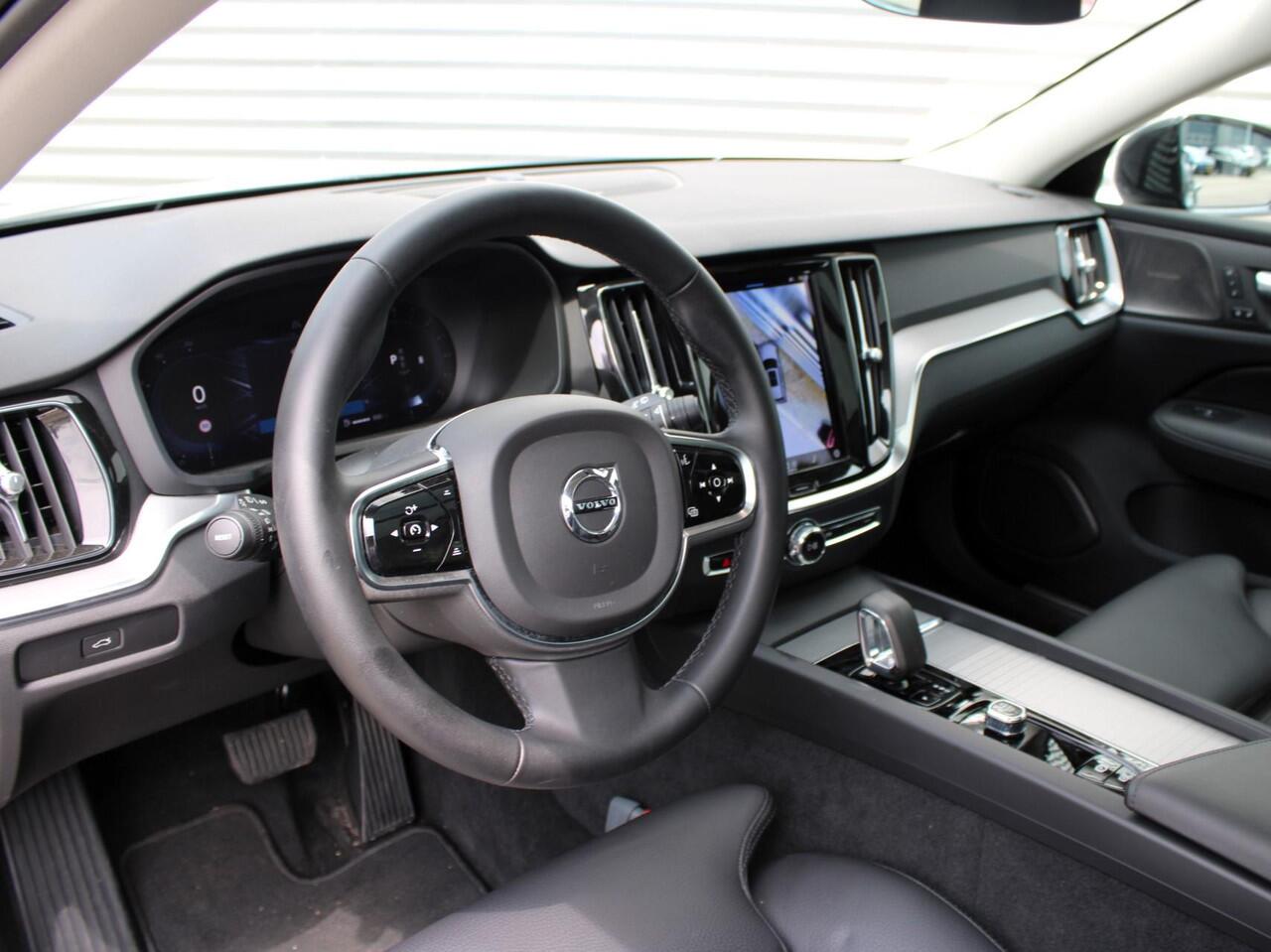 Volvo V60 T6 AWD Plug-in hybrid Plus Dark Automaat / Panoramadak / Trekhaak / 360* camera / Harman Kardon audio / Google Maps