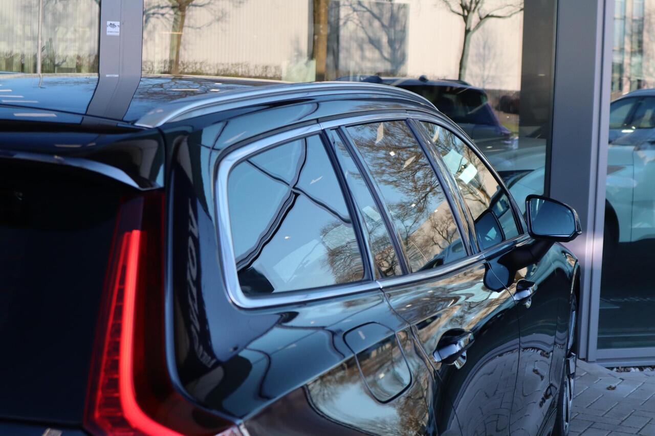 Volvo V60 2.0 T6 Plug-in hybrid AWD Essential Edition | Adaptive Cruise Control met Pilot Assist| Dodehoekdetectie| Stoelverwarming voor + achter| Stuurwielverwarming| Extra getint glas achter| RVS-geborstelde bumperbescherming|