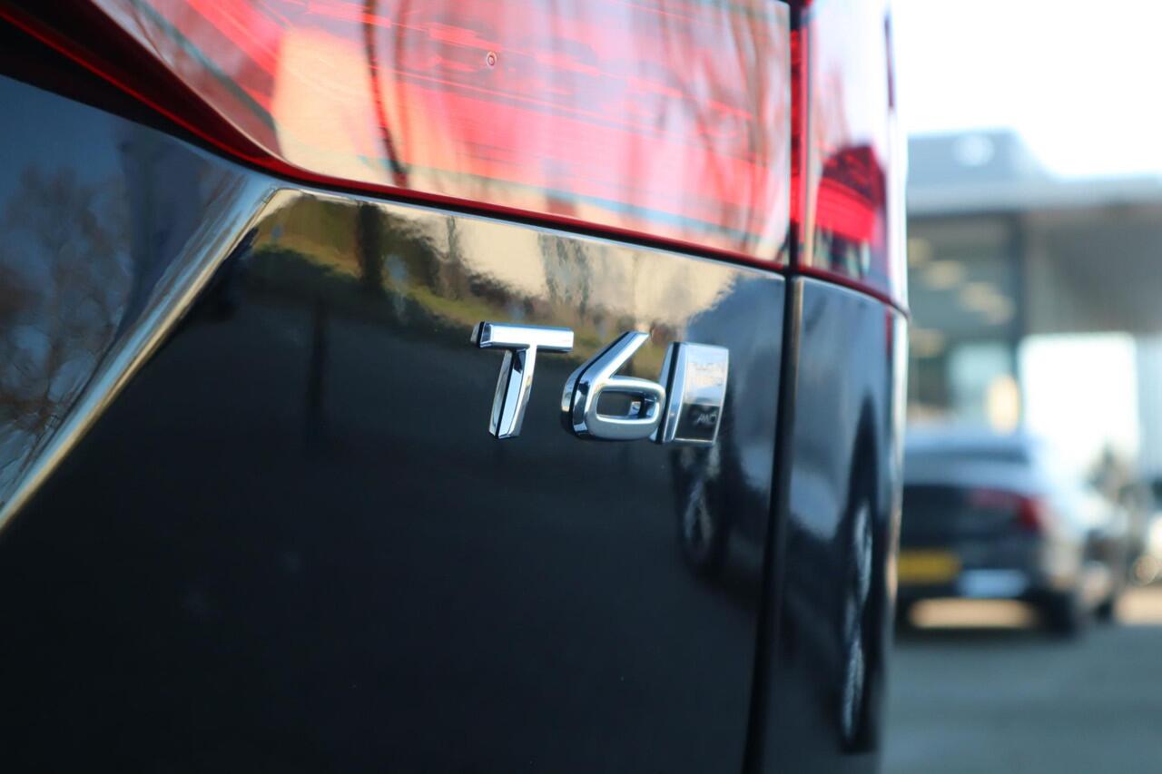 Volvo V60 2.0 T6 Plug-in hybrid AWD Essential Edition | Adaptive Cruise Control met Pilot Assist| Dodehoekdetectie| Stoelverwarming voor + achter| Stuurwielverwarming| Extra getint glas achter| RVS-geborstelde bumperbescherming|