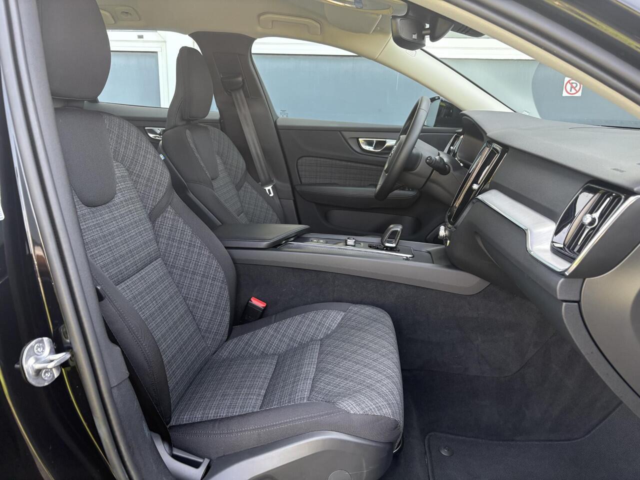 Volvo V60 2.0 B3 Essential Edition | Trekhaak | Adaptieve cruise control | Stoel-stuurwiel-achterbankverwarming | Parkassist voor en achter | Parkeercamera | BLIS |