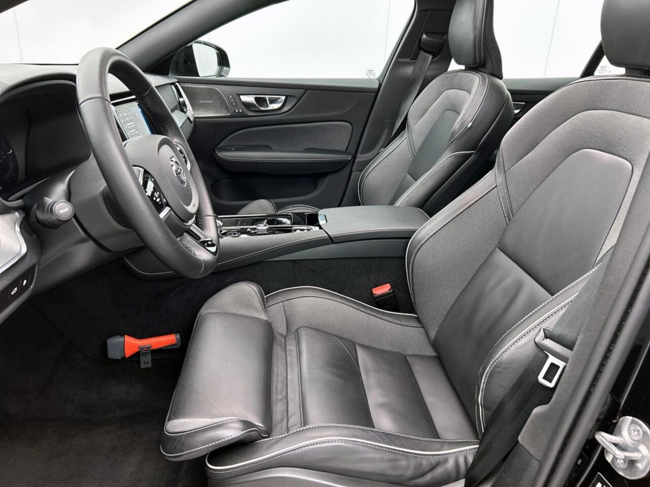 Volvo V60 2.0 T6 AWD Plus Dark | 360° Camera | Trekhaak | Panoramadak |