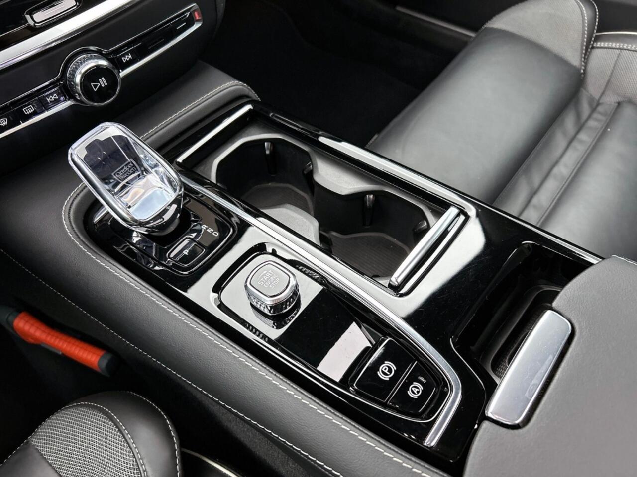 Volvo V60 2.0 T6 AWD Plus Dark | 360° Camera | Trekhaak | Panoramadak |