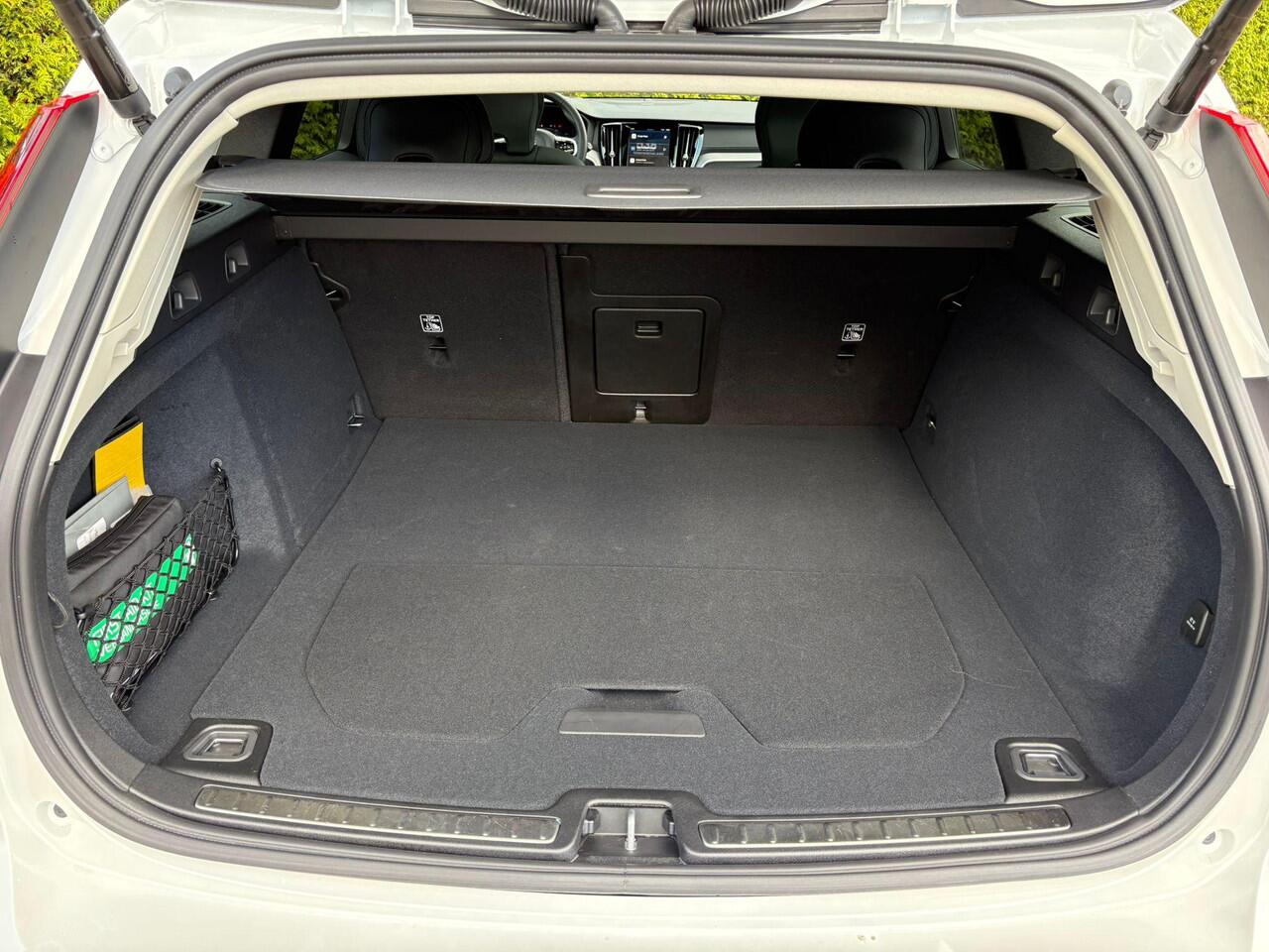 Volvo V60 T8 Plug-in hybrid AWD Ultra Dark | Trekhaak | Panoramadak | Stoel + stuurverwarming | Harman/Kardon |