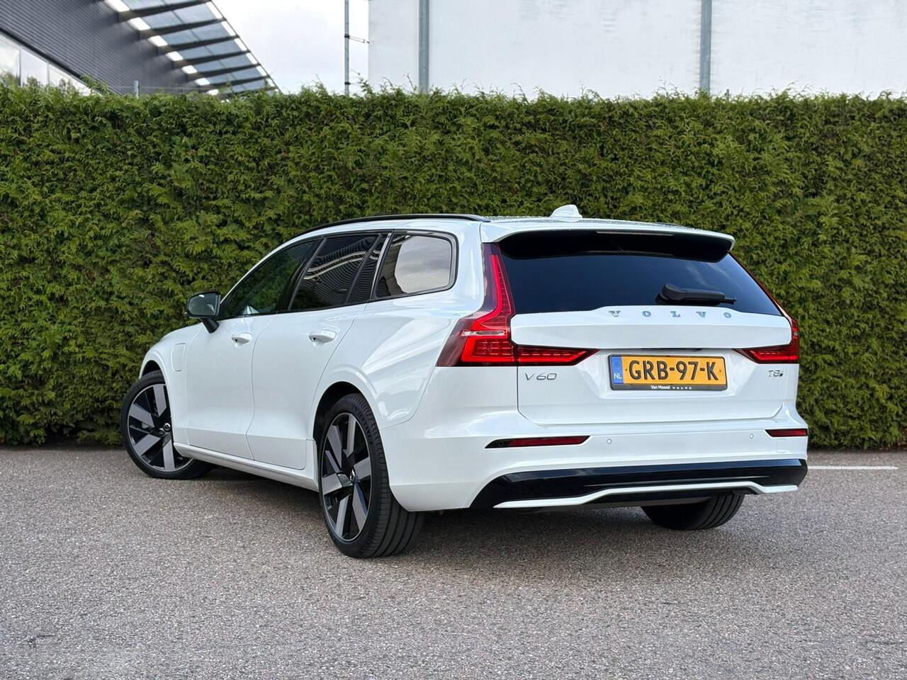 Volvo V60 T8 Plug-in hybrid AWD Ultra Dark | Trekhaak | Panoramadak | Stoel + stuurverwarming | Harman/Kardon |