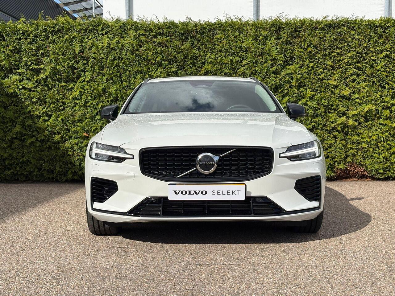 Volvo V60 T8 Plug-in hybrid AWD Ultra Dark | Trekhaak | Panoramadak | Stoel + stuurverwarming | Harman/Kardon |