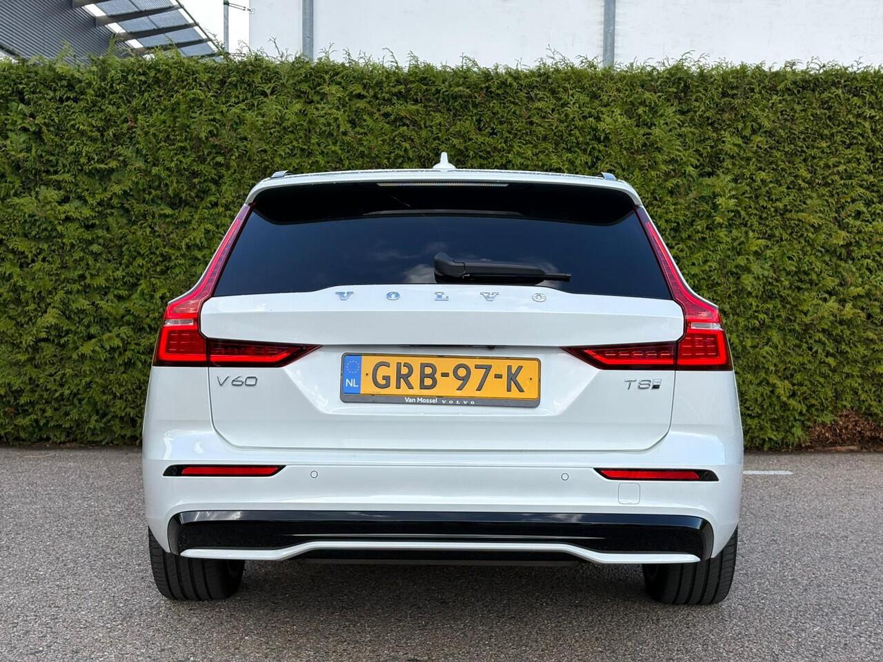 Volvo V60 T8 Plug-in hybrid AWD Ultra Dark | Trekhaak | Panoramadak | Stoel + stuurverwarming | Harman/Kardon |