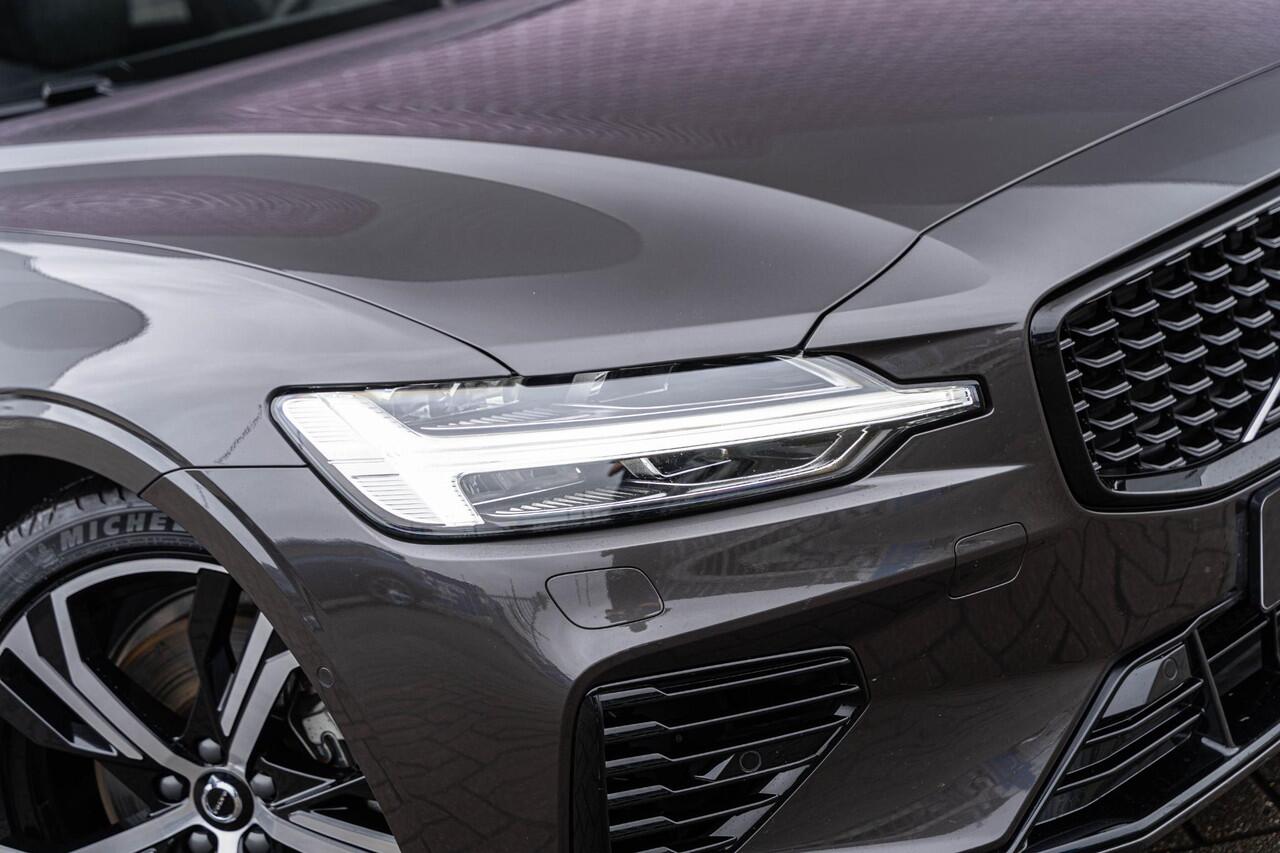 Volvo V60 2.0 T6 Plug-in hybrid AWD Plus Dark | Adaptieve Cruise Control | 360 Parkeercamera | 19" Lichtmetalen Velgen | Stoel-/Stuurverwarming | Harman Kardon Audio | Trekhaak | Sportstoelen |