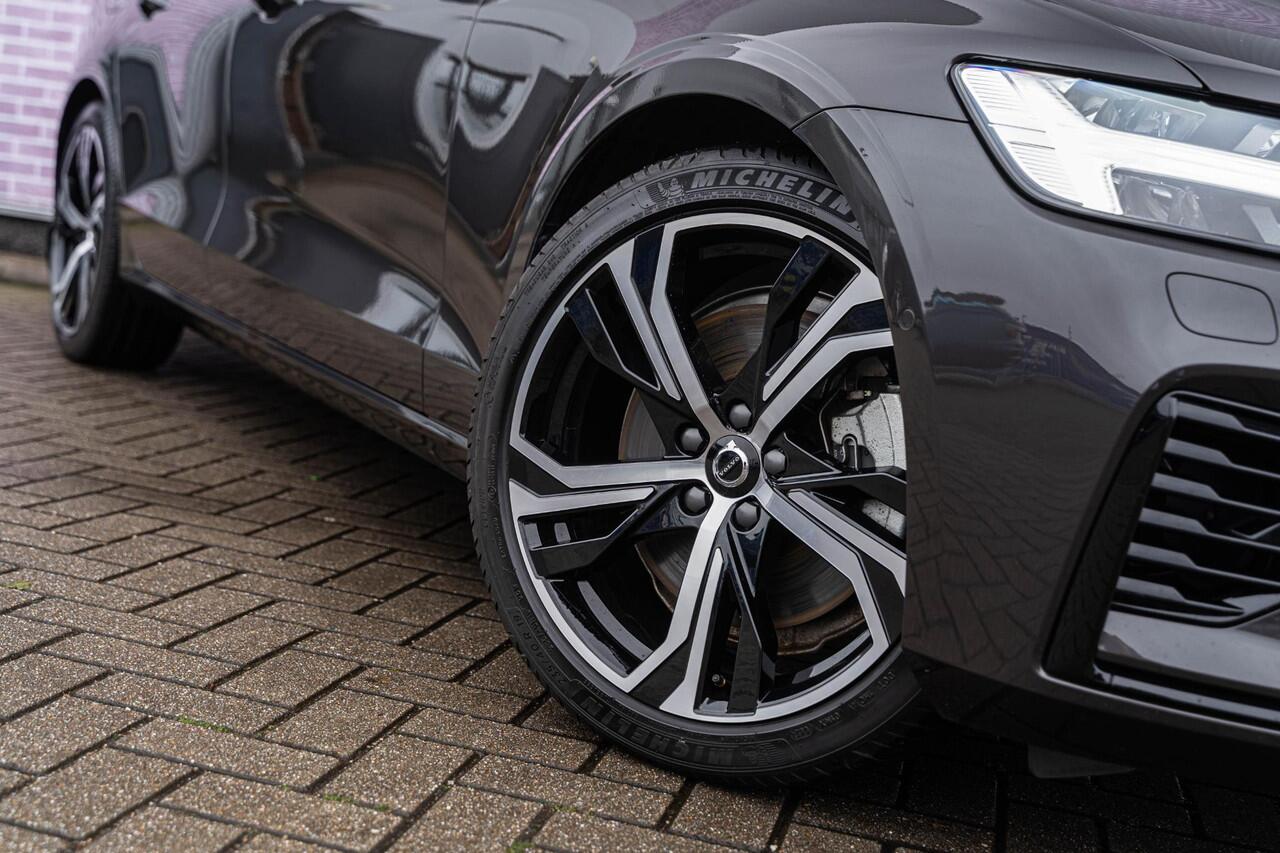 Volvo V60 2.0 T6 Plug-in hybrid AWD Plus Dark | Adaptieve Cruise Control | 360 Parkeercamera | 19" Lichtmetalen Velgen | Stoel-/Stuurverwarming | Harman Kardon Audio | Trekhaak | Sportstoelen |