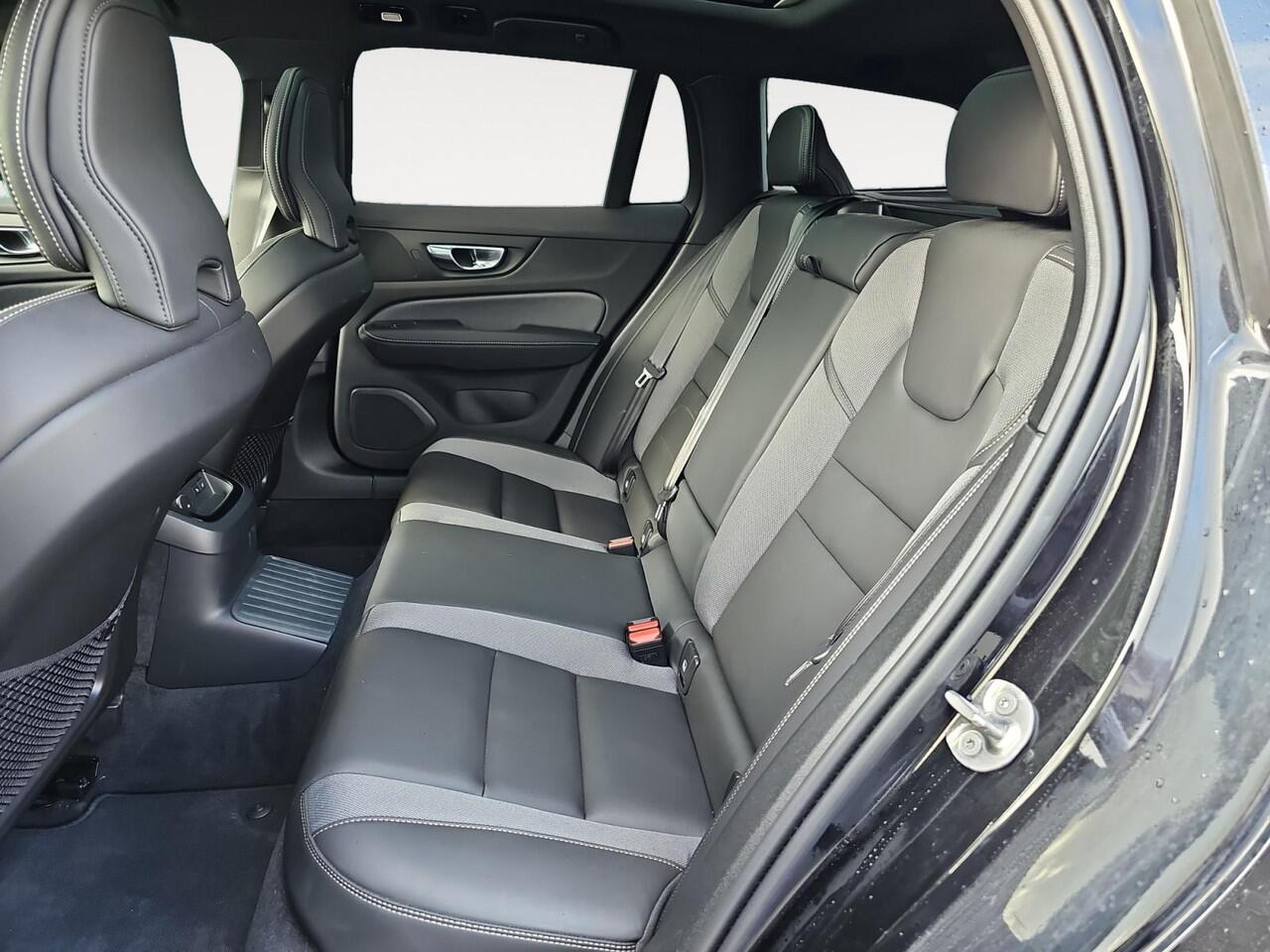 Volvo V60 2.0 T6 Plug-in hybrid AWD Ultra Dark | Sportstoelen | Head-up display | Panoramadak | Gelamineerde zijruiten |