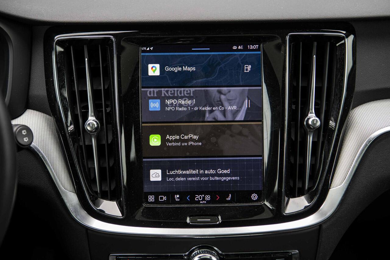 Volvo V60 2.0 T6 Plug-in hybrid AWD Plus Dark | Trekhaak | Panoramadak | Adaptieve cruise control | Harman & Kardon | Elektrisch verstelbare voorstoelen | Stuur/stuur verwarming |