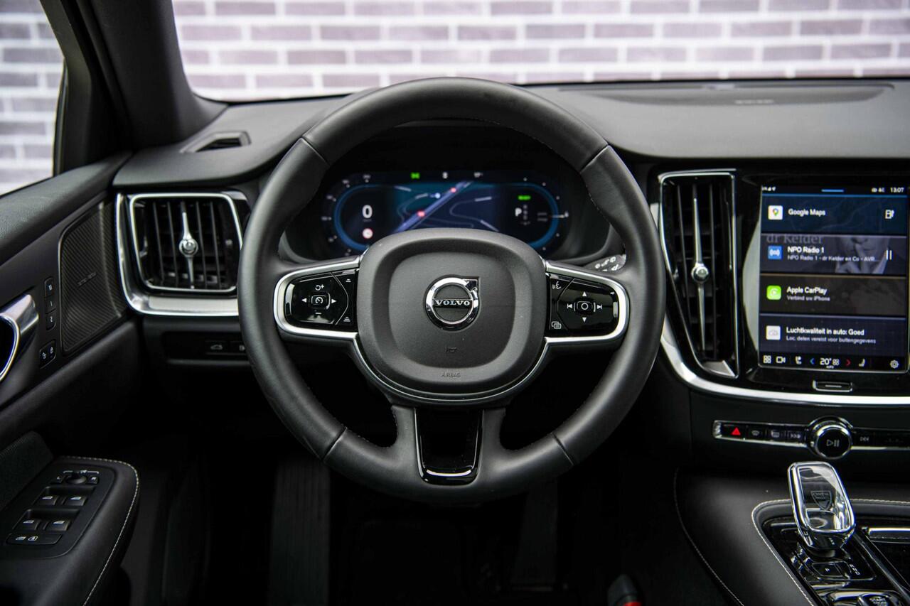 Volvo V60 2.0 T6 Plug-in hybrid AWD Plus Dark | Trekhaak | Panoramadak | Adaptieve cruise control | Harman & Kardon | Elektrisch verstelbare voorstoelen | Stuur/stuur verwarming |