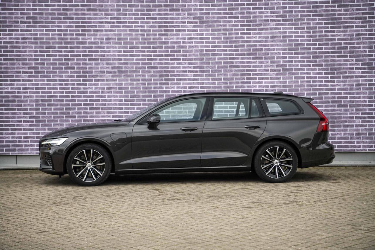Volvo V60 2.0 T6 Plug-in hybrid AWD Plus Dark | Trekhaak | Panoramadak | Adaptieve cruise control | Harman & Kardon | Elektrisch verstelbare voorstoelen | Stuur/stuur verwarming |