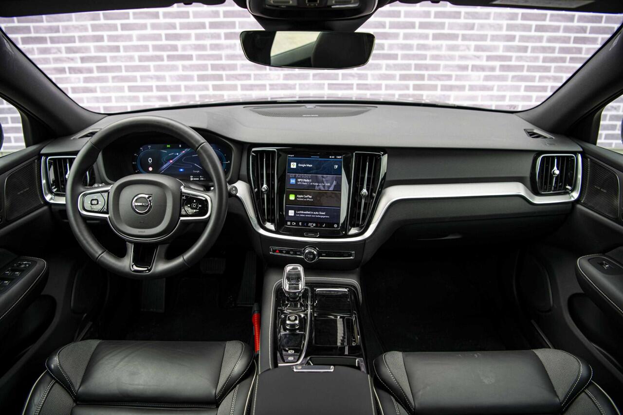 Volvo V60 2.0 T6 Plug-in hybrid AWD Plus Dark | Trekhaak | Panoramadak | Adaptieve cruise control | Harman & Kardon | Elektrisch verstelbare voorstoelen | Stuur/stuur verwarming |