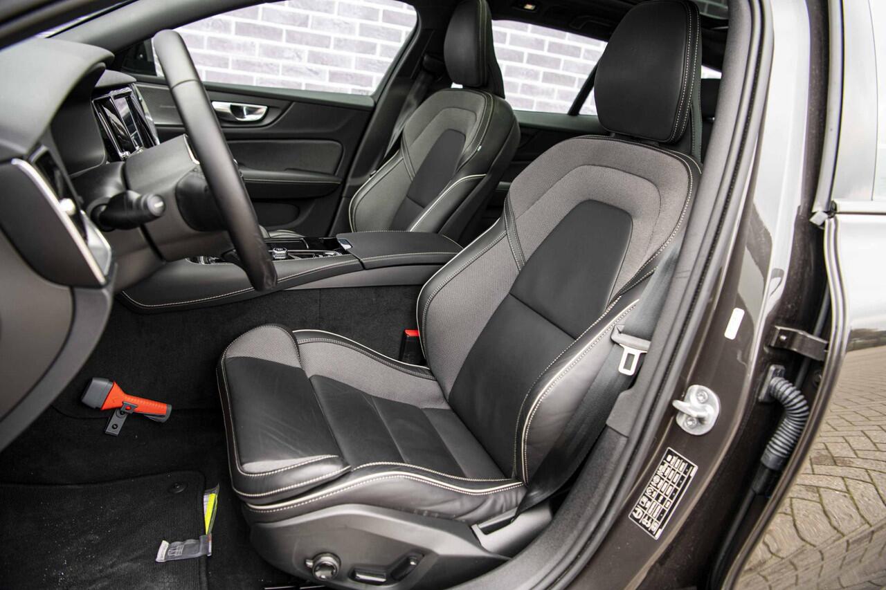 Volvo V60 2.0 T6 Plug-in hybrid AWD Plus Dark | Trekhaak | Panoramadak | Adaptieve cruise control | Harman & Kardon | Elektrisch verstelbare voorstoelen | Stuur/stuur verwarming |