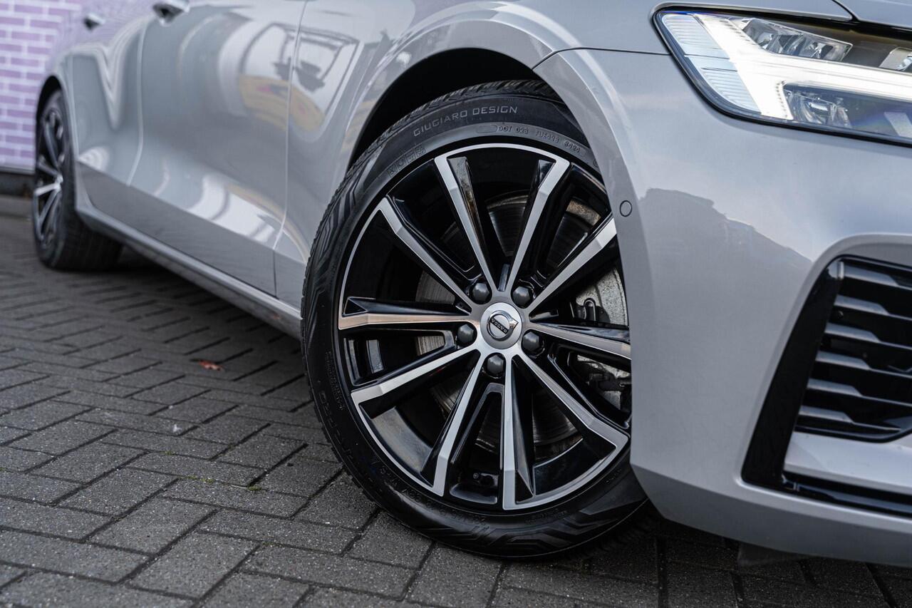 Volvo V60 2.0 T6 Plug-in hybrid AWD Plus Dark | Google | Long range | Trekhaak | Harman Kardon | Panoramadak | 360º Camera | Adaptive Cruise | BLIS | Verwarmbare voorruit | Power seats | Dodehoekdetectie |