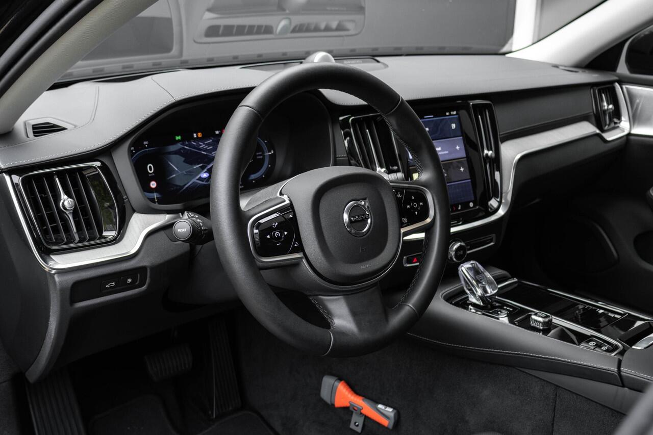 Volvo V60 T8 Automaat Plug-in hybrid AWD Ultra Dark | Massagestoelen | Elektrische trekhaak | Geventileerde stoelen | Bowers & Wilkins Hifi | 360 Camera