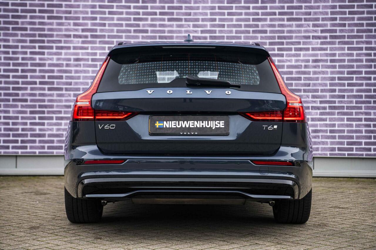 Volvo V60 2.0 T6 Plug-in hybrid AWD Plus Dark | Trekhaak | Adaptive Cruise Control | Panoramadak | 360 Camera | Harman/Kardon | Stuurverwarming | Stoelverwarming voor & achter | Power Seats | Sportstoelen |