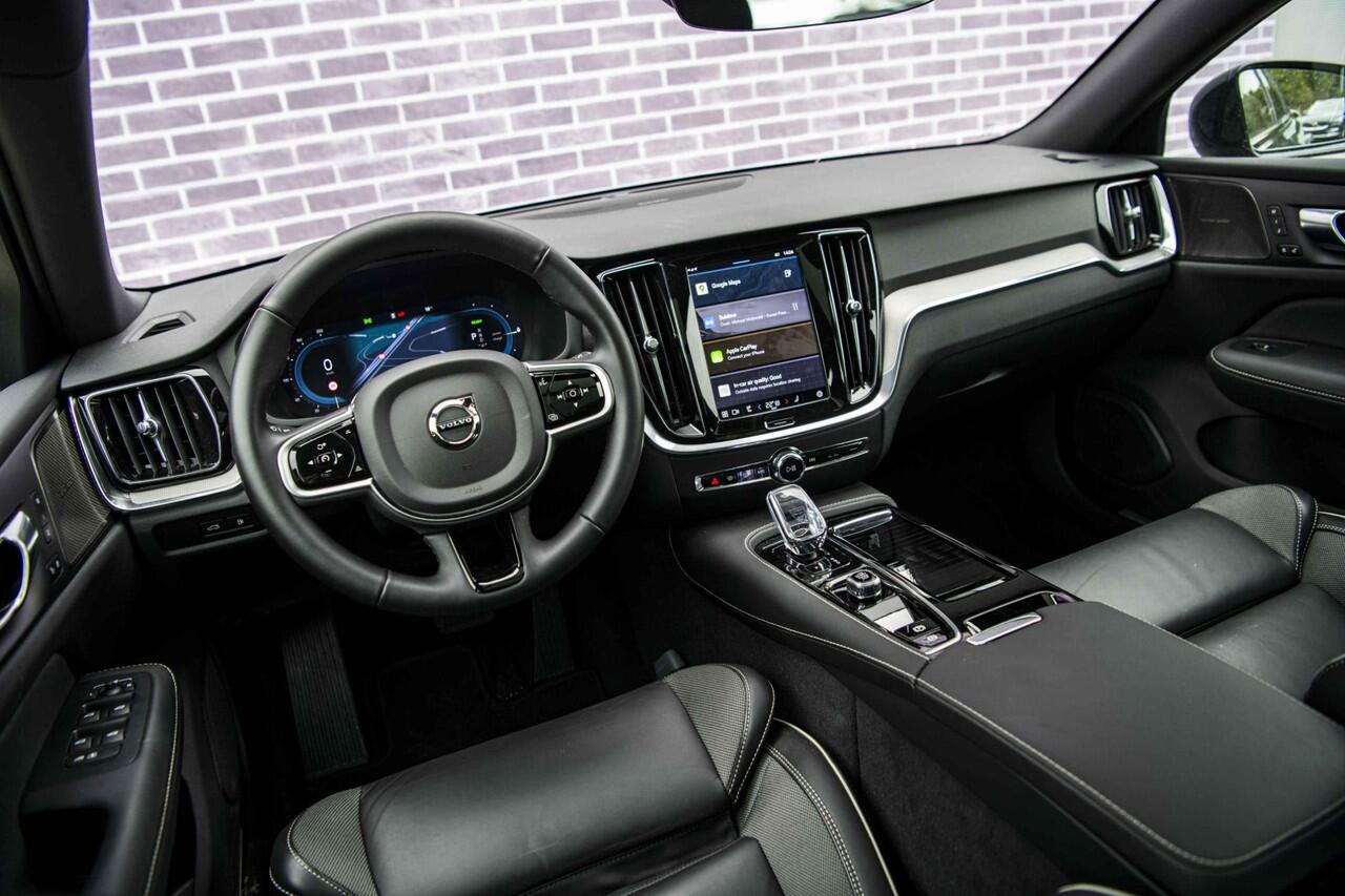 Volvo V60 2.0 T6 Plug-in hybrid AWD Plus Dark | Trekhaak | Adaptive Cruise Control | Panoramadak | 360 Camera | Harman/Kardon | Stuurverwarming | Stoelverwarming voor & achter | Power Seats | Sportstoelen |