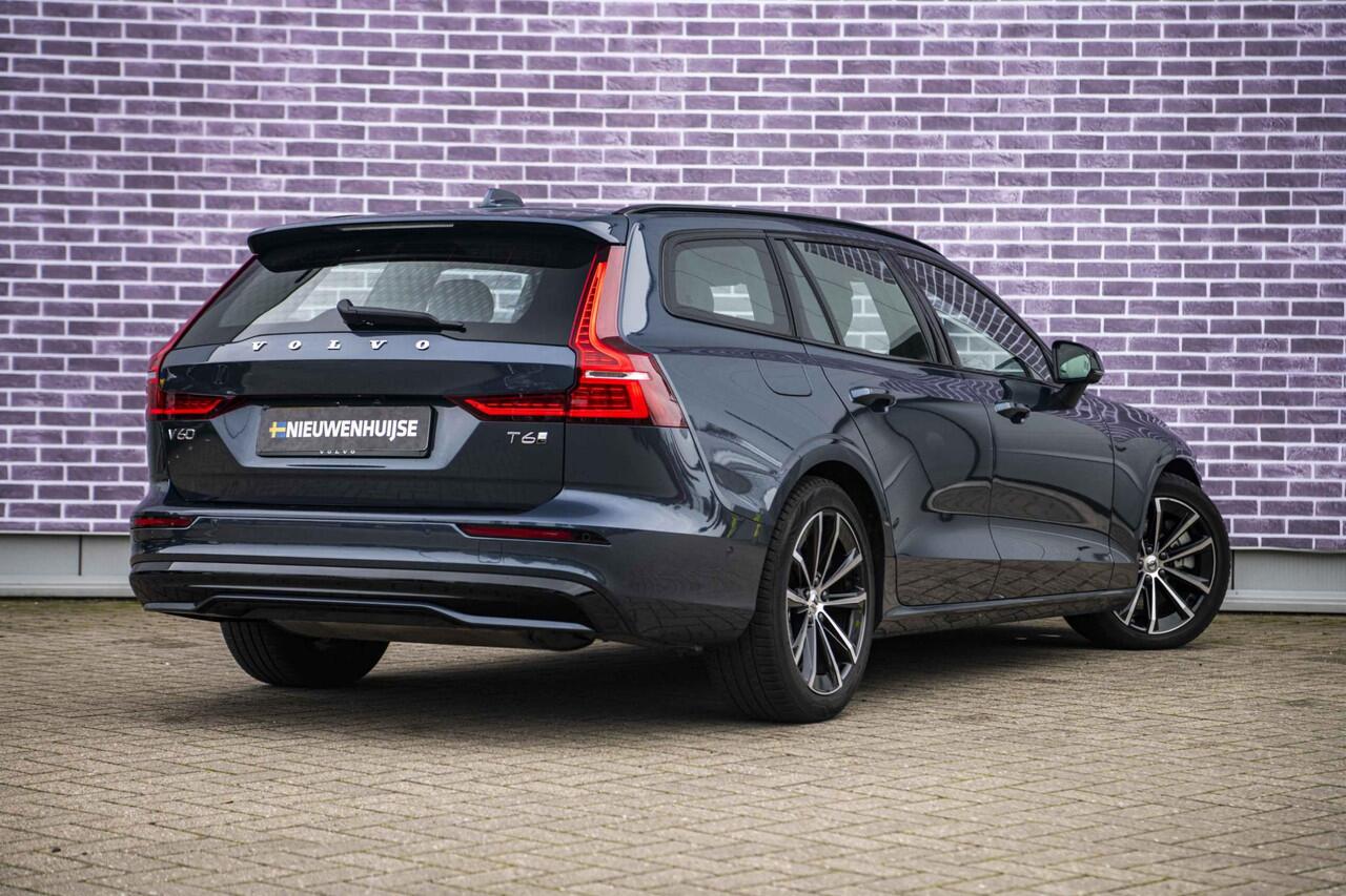 Volvo V60 2.0 T6 Plug-in hybrid AWD Plus Dark | Trekhaak | Adaptive Cruise Control | Panoramadak | 360 Camera | Harman/Kardon | Stuurverwarming | Stoelverwarming voor & achter | Power Seats | Sportstoelen |