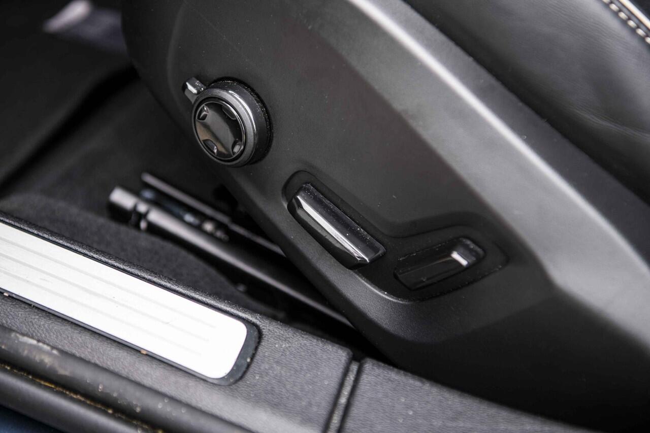 Volvo V60 2.0 T6 Plug-in hybrid AWD Plus Dark | Trekhaak | Adaptive Cruise Control | Panoramadak | 360 Camera | Harman/Kardon | Stuurverwarming | Stoelverwarming voor & achter | Power Seats | Sportstoelen |