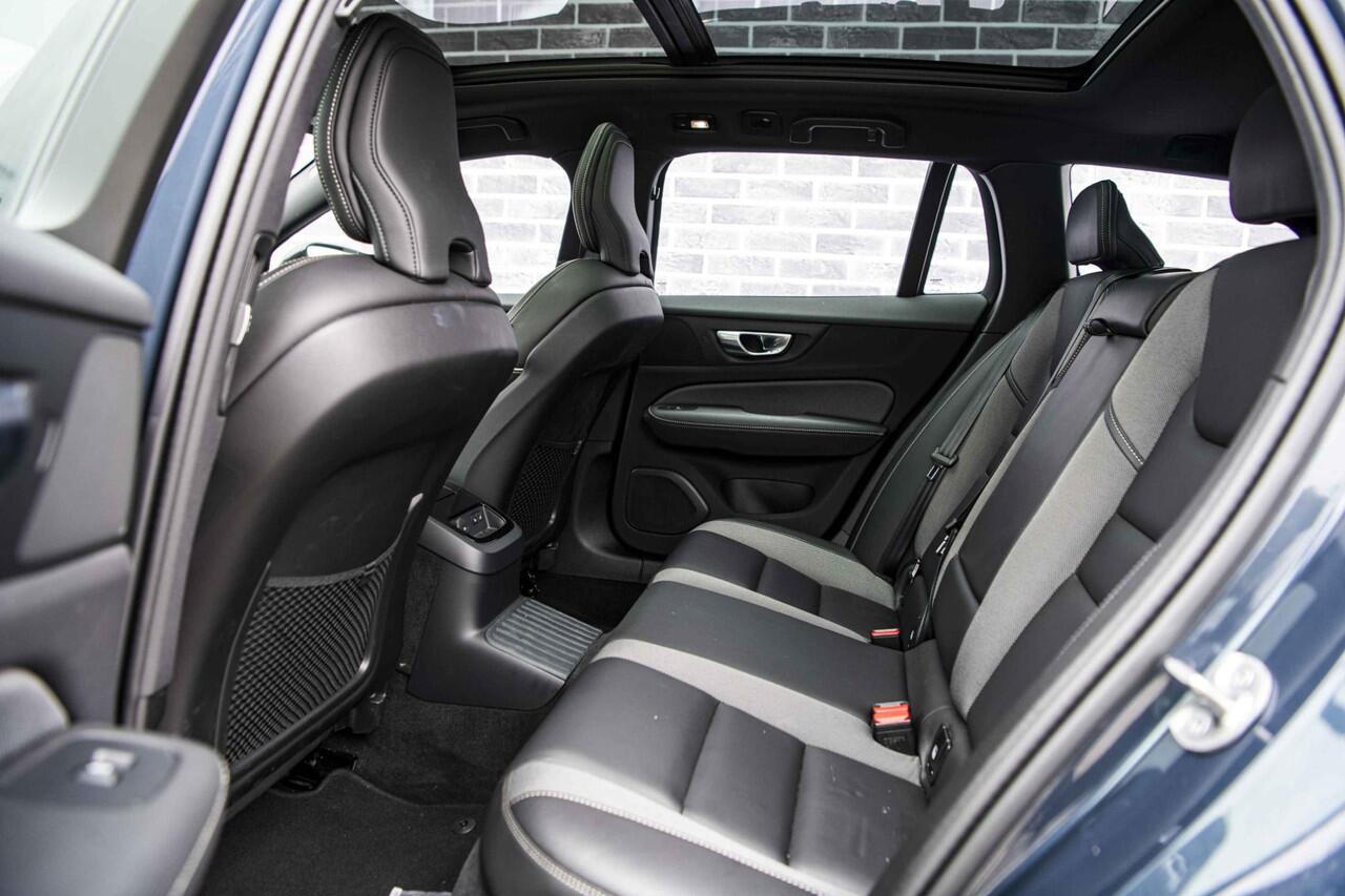 Volvo V60 2.0 T6 Plug-in hybrid AWD Plus Dark | Trekhaak | Adaptive Cruise Control | Panoramadak | 360 Camera | Harman/Kardon | Stuurverwarming | Stoelverwarming voor & achter | Power Seats | Sportstoelen |