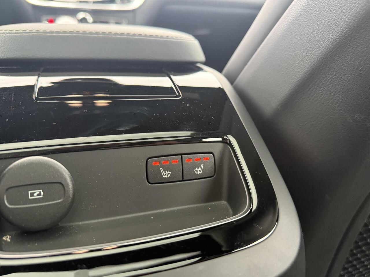 Volvo V60 2.0 T6 Plug-in hybrid AWD Plus Dark | Trekhaak | Adaptive Cruise Control | Panoramadak | 360 Camera | Harman/Kardon | Stuurverwarming | Stoelverwarming voor & achter | Power Seats | Sportstoelen |