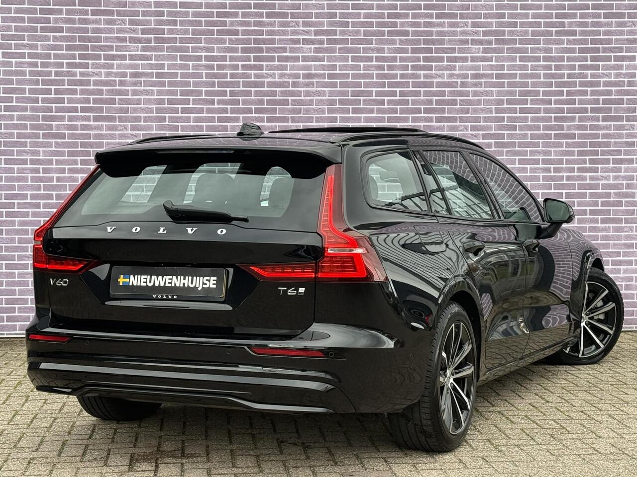 Volvo V60 2.0 T6 Plug-in hybrid AWD Plus Dark | Trekhaak | Adaptive Cruise Control | Panoramadak | 360 Camera | Harman/Kardon | Stuurverwarming | Stoelverwarming voor & achter | Power Seats | Sportstoelen |