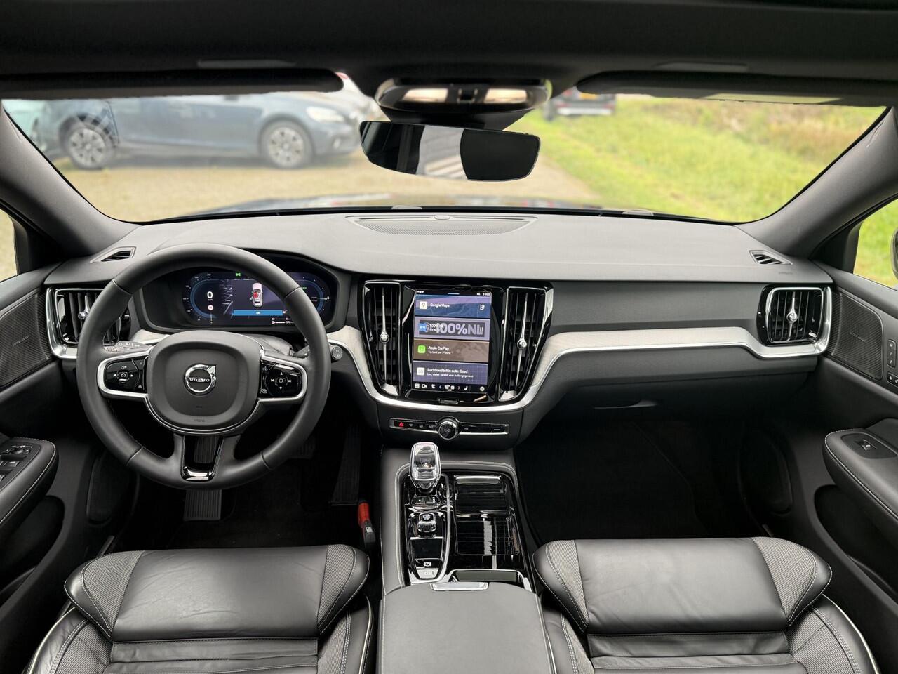 Volvo V60 2.0 T6 Plug-in hybrid AWD Plus Dark | Trekhaak | Adaptive Cruise Control | Panoramadak | 360 Camera | Harman/Kardon | Stuurverwarming | Stoelverwarming voor & achter | Power Seats | Sportstoelen |
