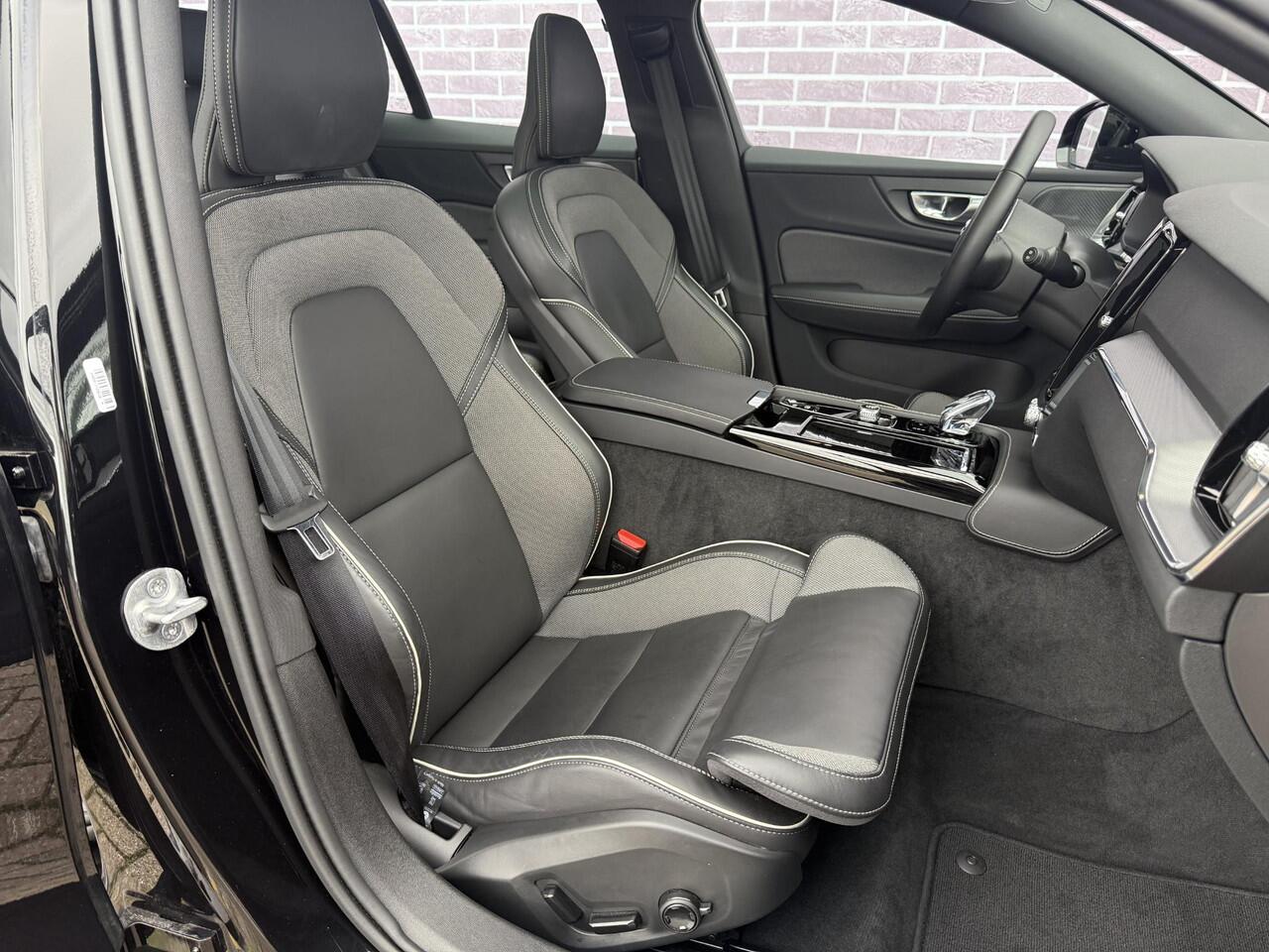 Volvo V60 2.0 T6 Plug-in hybrid AWD Plus Dark | Trekhaak | Adaptive Cruise Control | Panoramadak | 360 Camera | Harman/Kardon | Stuurverwarming | Stoelverwarming voor & achter | Power Seats | Sportstoelen |