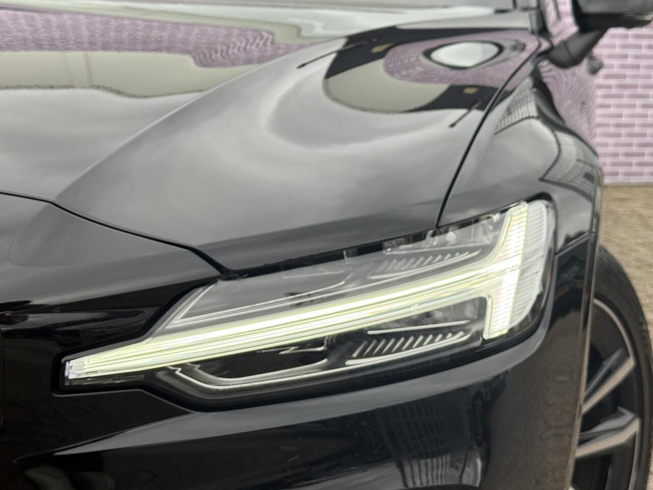 Volvo V60 2.0 T6 Plug-in hybrid AWD Plus Dark | Trekhaak | Adaptive Cruise Control | Panoramadak | 360 Camera | Harman/Kardon | Stuurverwarming | Stoelverwarming voor & achter | Power Seats | Sportstoelen |