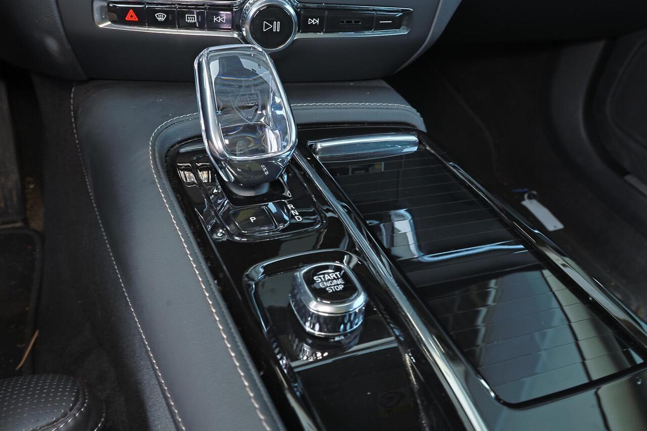 Volvo V60 T8 Recharge AWD Ultimate Dark - Panorama/schuifdak - IntelliSafe Assist & Surround - 360º Camera - Bowers & Wilkins audio - Adaptieve LED koplampen - Verwarmde voorstoelen, stuur & achterbank - Parkeersensoren voor & achter - Elektr. bedienb. voorstoelen 