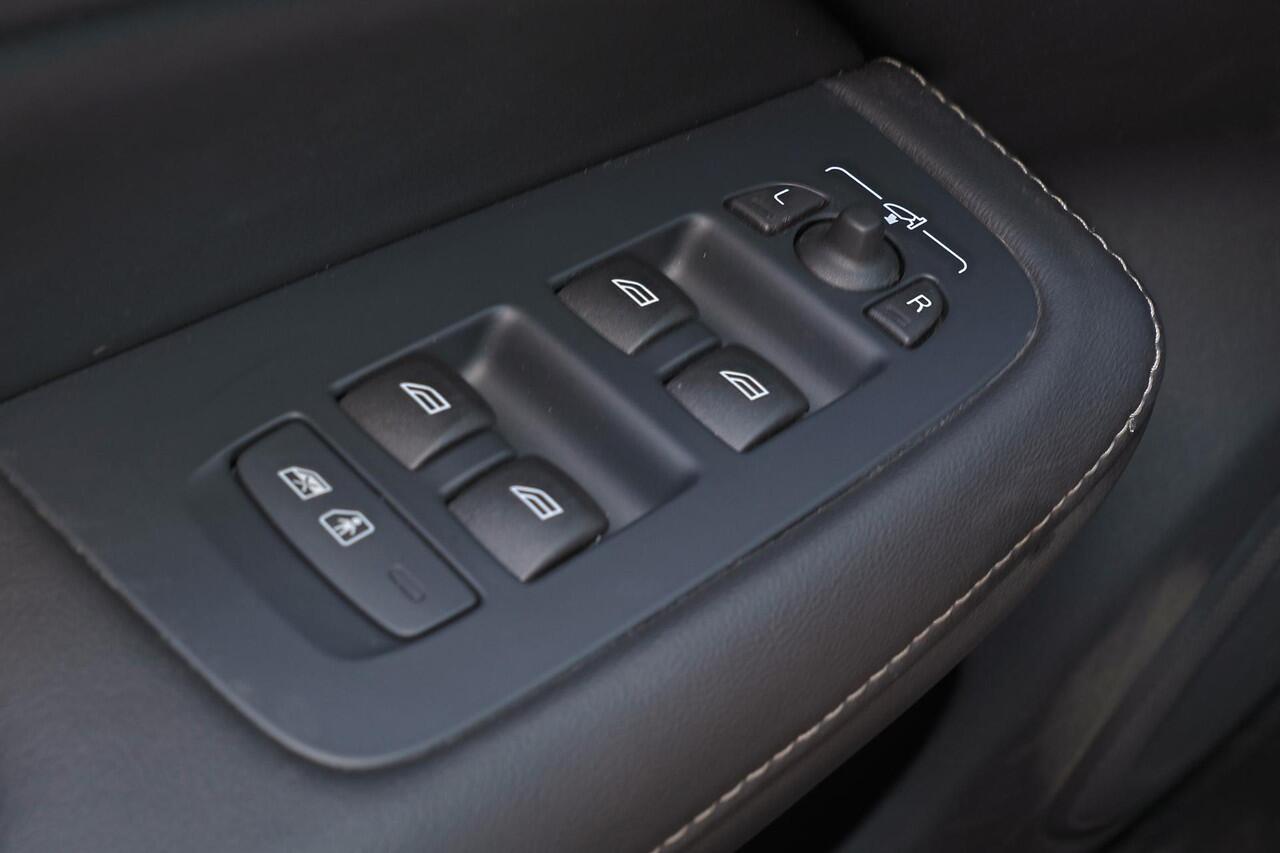 Volvo V60 T8 Recharge AWD Ultimate Dark - Panorama/schuifdak - IntelliSafe Assist & Surround - 360º Camera - Bowers & Wilkins audio - Adaptieve LED koplampen - Verwarmde voorstoelen, stuur & achterbank - Parkeersensoren voor & achter - Elektr. bedienb. voorstoelen 