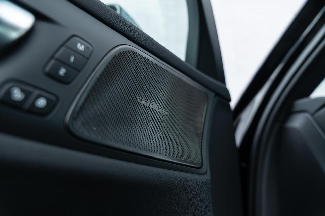 Volvo V60 T6 Plug-in hybrid AWD Plus Dark | Long Range | Trekhaak | All-seasonbanden | Elektr. bedienbaar schuif-\-kanteldak | Adaptive Cruise Control | Extra getint glas | 360 Camera | Stoelverwarming voor + achter | Verwarmd stuurwiel | Elektr. verwarmde voorruit