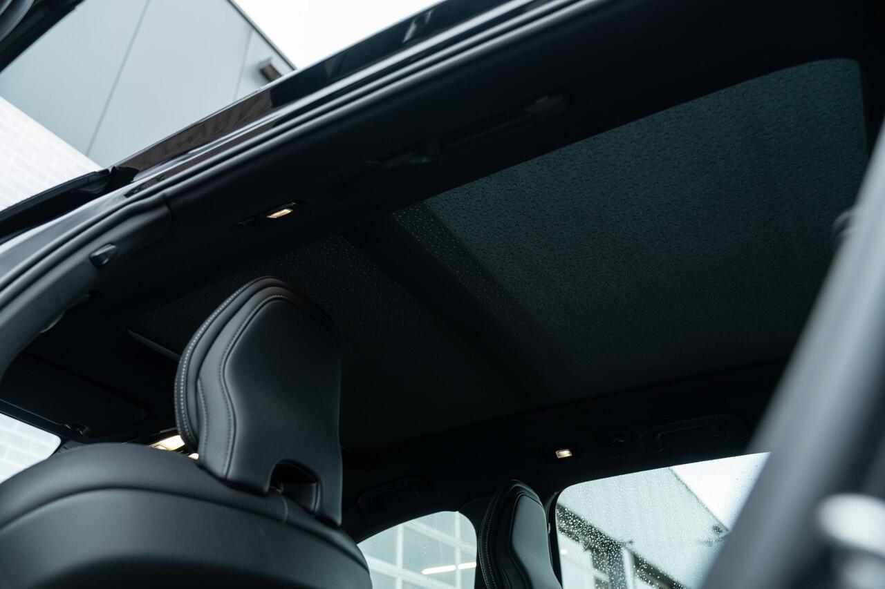 Volvo V60 T6 Plug-in hybrid AWD Plus Dark | Long Range | Trekhaak | All-seasonbanden | Elektr. bedienbaar schuif-\-kanteldak | Adaptive Cruise Control | Extra getint glas | 360 Camera | Stoelverwarming voor + achter | Verwarmd stuurwiel | Elektr. verwarmde voorruit