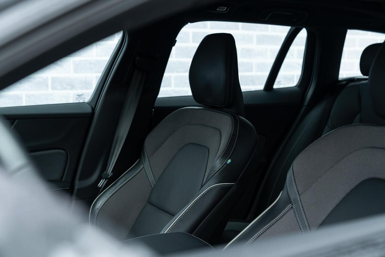 Volvo V60 T6 Plug-in hybrid AWD Plus Dark | Long Range | Trekhaak | All-seasonbanden | Elektr. bedienbaar schuif-\-kanteldak | Adaptive Cruise Control | Extra getint glas | 360 Camera | Stoelverwarming voor + achter | Verwarmd stuurwiel | Elektr. verwarmde voorruit