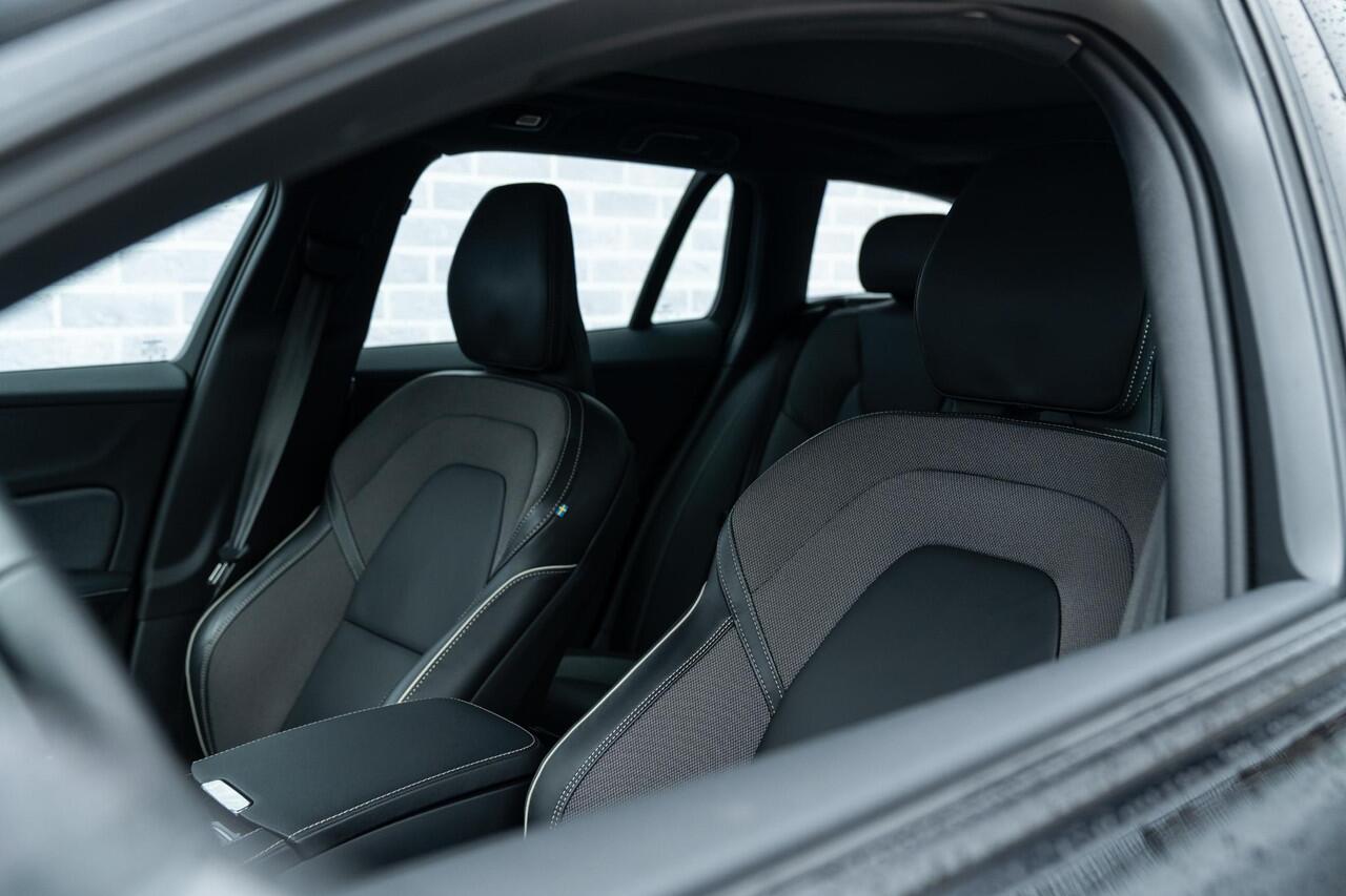 Volvo V60 T6 Plug-in hybrid AWD Plus Dark | Long Range | Trekhaak | All-seasonbanden | Elektr. bedienbaar schuif-\-kanteldak | Adaptive Cruise Control | Extra getint glas | 360 Camera | Stoelverwarming voor + achter | Verwarmd stuurwiel | Elektr. verwarmde voorruit