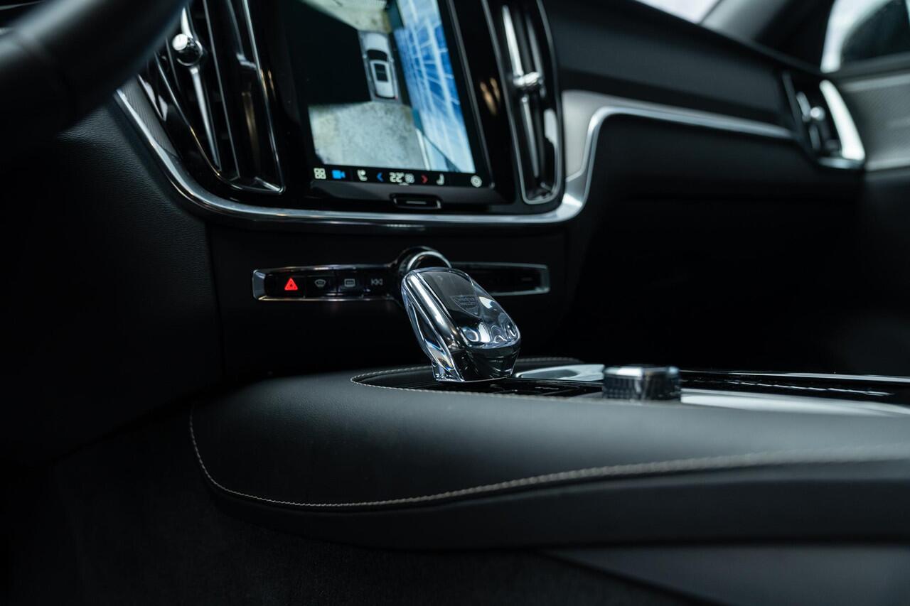 Volvo V60 T6 Plug-in hybrid AWD Plus Dark | Long Range | Trekhaak | All-seasonbanden | Elektr. bedienbaar schuif-\-kanteldak | Adaptive Cruise Control | Extra getint glas | 360 Camera | Stoelverwarming voor + achter | Verwarmd stuurwiel | Elektr. verwarmde voorruit