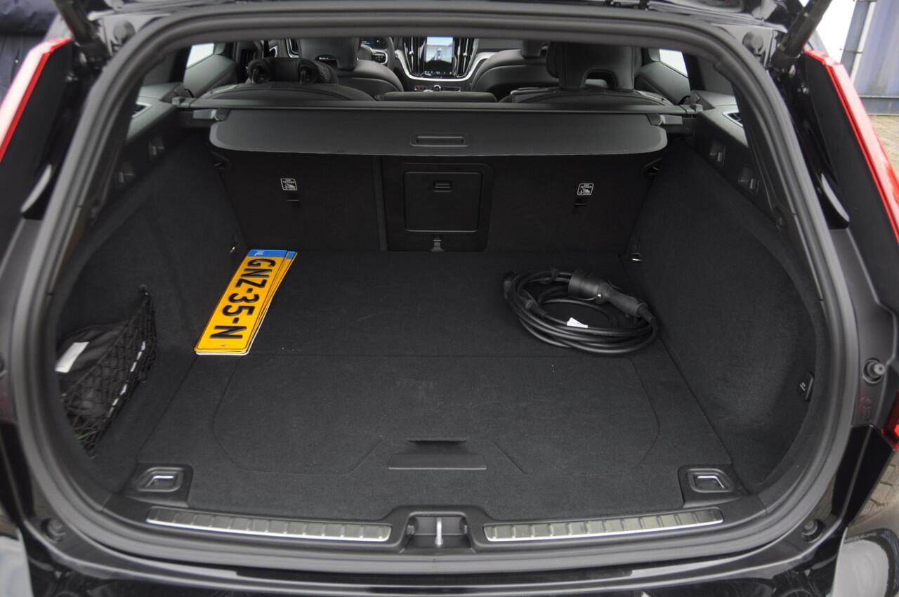 Volvo V60 T6 350PK Automaat AWD Plus Dark / Adaptive cruise control / Elektrische stoelen / Harman Kardon audio / Trekhaak / Pilot assist / BLIS / Stoel en stuur verwarming / Elektrische achterklep / Parkeersensoren met 360 camera / Google infotainment