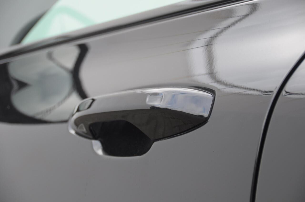 Volvo V60 T6 350PK Automaat AWD Plus Dark / Adaptive cruise control / Elektrische stoelen / Harman Kardon audio / Trekhaak / Pilot assist / BLIS / Stoel en stuur verwarming / Elektrische achterklep / Parkeersensoren met 360 camera / Google infotainment