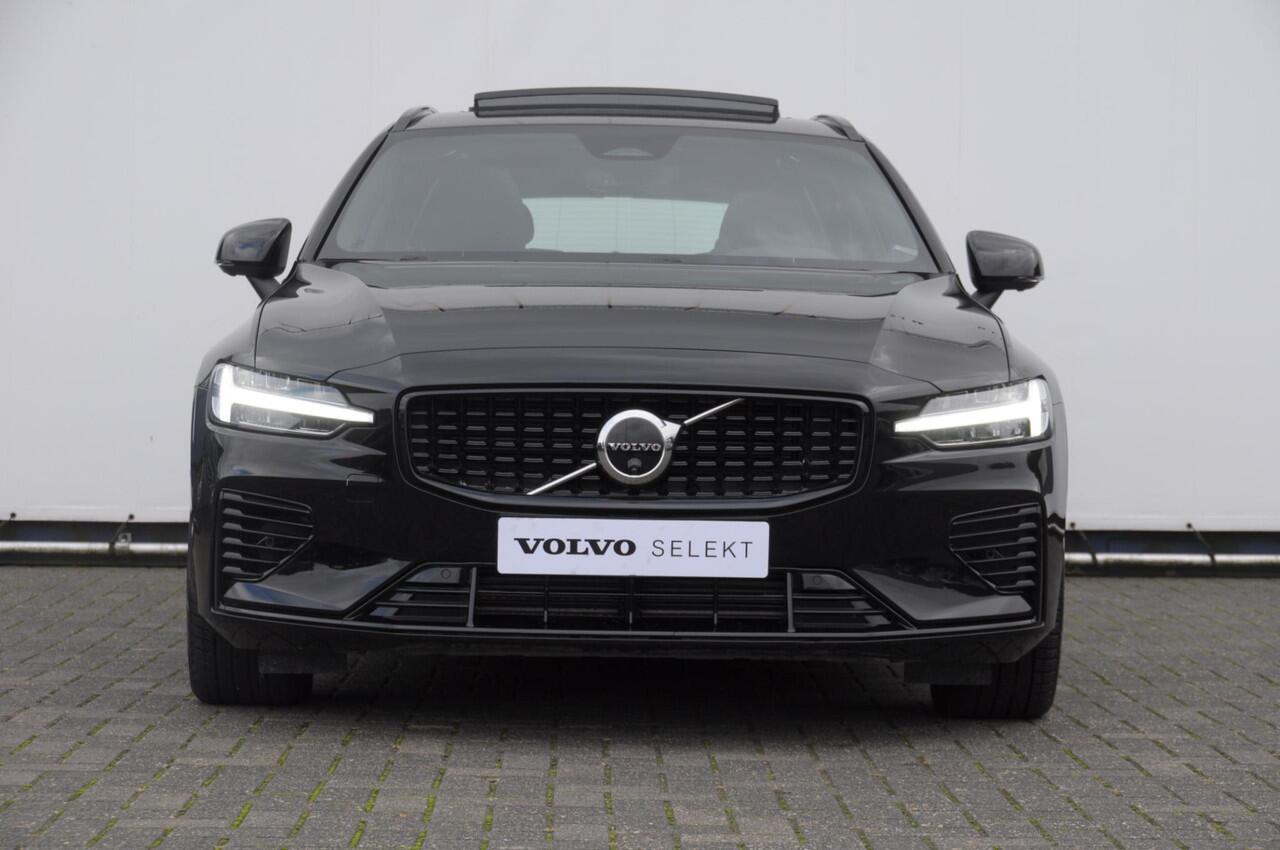 Volvo V60 T6 350PK Automaat AWD Plus Dark / Adaptive cruise control / Elektrische stoelen / Harman Kardon audio / Trekhaak / Pilot assist / BLIS / Stoel en stuur verwarming / Elektrische achterklep / Parkeersensoren met 360 camera / Google infotainment