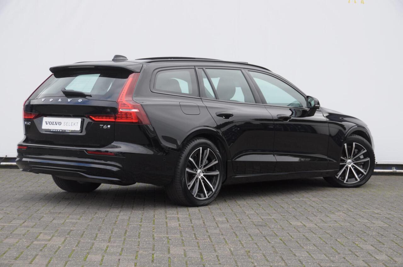 Volvo V60 T6 350PK Automaat AWD Plus Dark / Adaptive cruise control / Elektrische stoelen / Harman Kardon audio / Trekhaak / Pilot assist / BLIS / Stoel en stuur verwarming / Elektrische achterklep / Parkeersensoren met 360 camera / Google infotainment