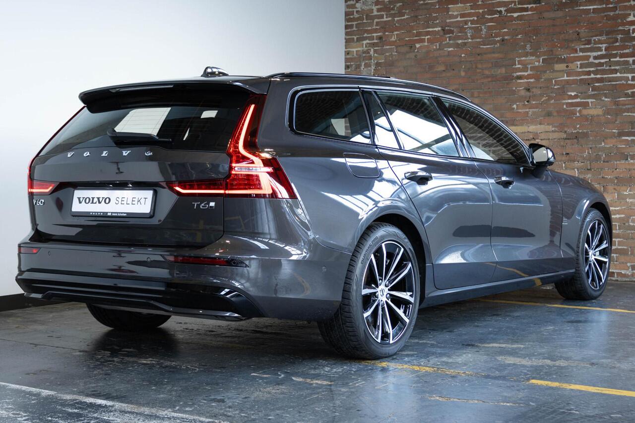 Volvo V60 2.0 T6 Plug-in hybrid AWD Plus Dark | Verwarmbare Voorstoelen (met geheugen), Stuurwiel en Achterbank | Semi-Elektrische Trekhaak | Verwarmbare Voorruit | Premium Audio by Harman Kardon | 360-Camera