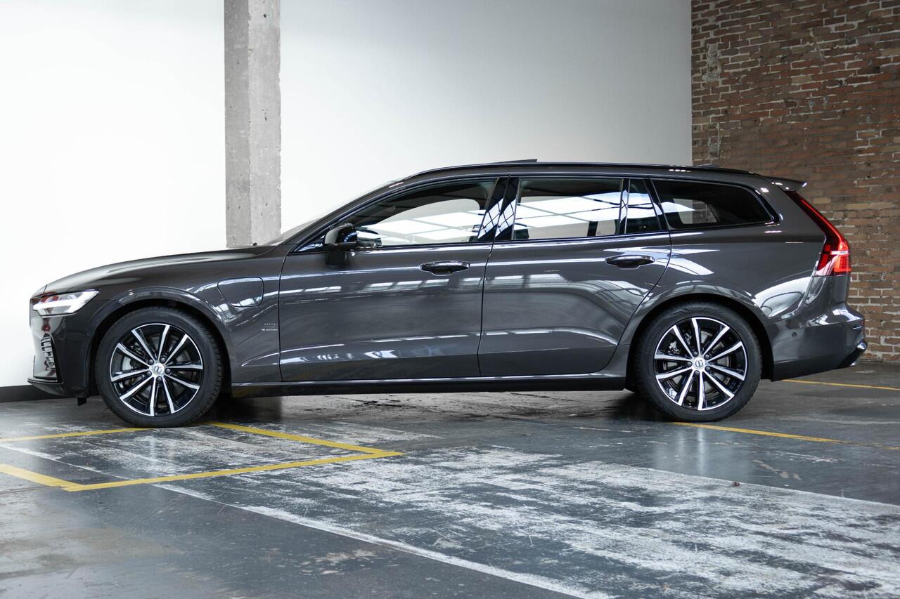 Volvo V60 2.0 T6 Plug-in hybrid AWD Plus Dark | Verwarmbare Voorstoelen (met geheugen), Stuurwiel en Achterbank | Semi-Elektrische Trekhaak | Verwarmbare Voorruit | Premium Audio by Harman Kardon | 360-Camera